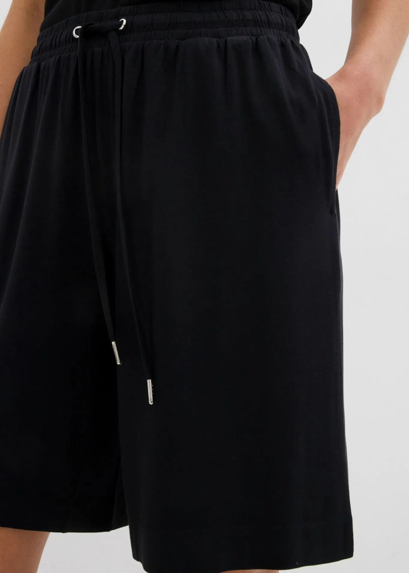 Bermudas de punto de viscosa fluida