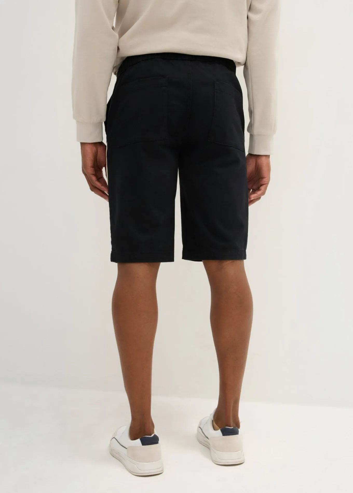 Bermudas elásticas sin cierre con corte holgado