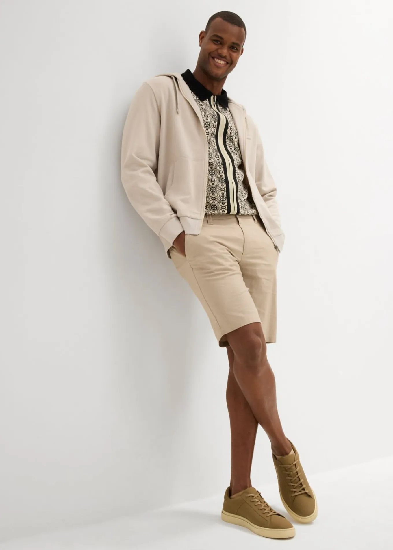 Bermudas tipo chino con lino y corte regular
