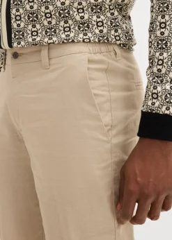Bermudas tipo chino con lino y corte regular