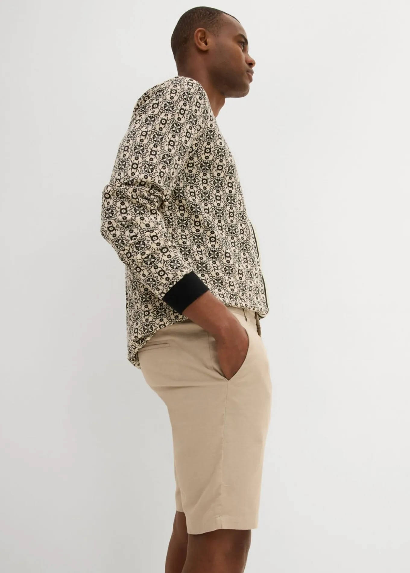 Bermudas tipo chino con lino y corte regular