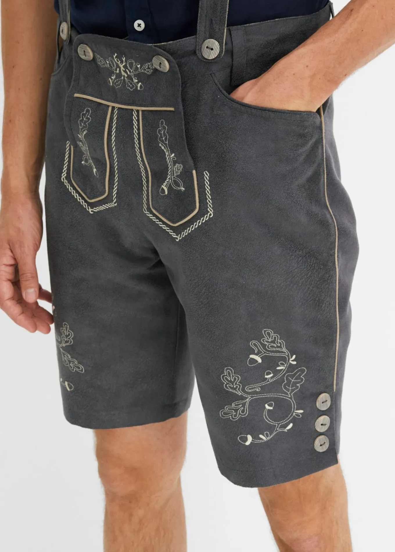 Bermudas tradicionales de piel sintética