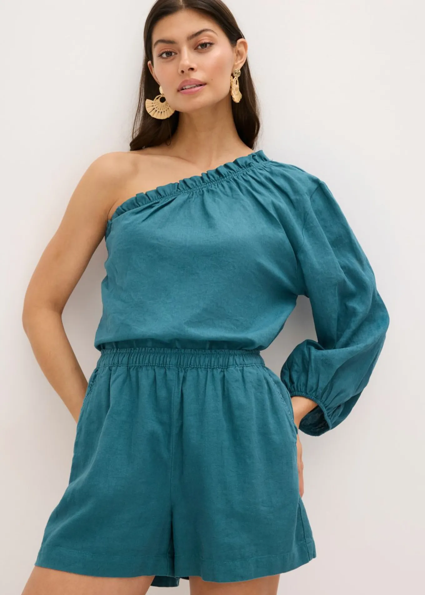 Blusa con un hombro al descubierto y contenido de lino