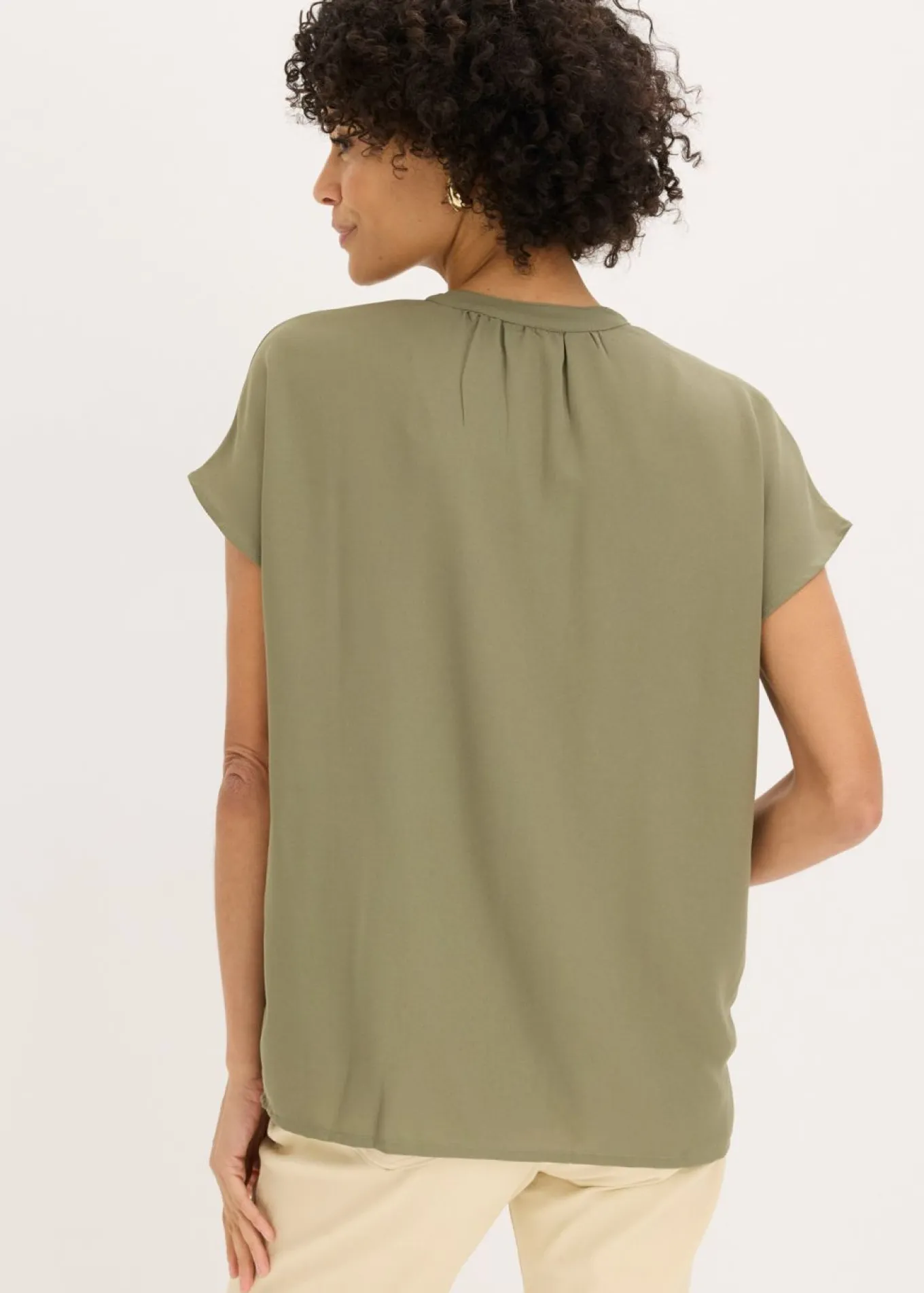 Blusa de manga corta con botones ocultos