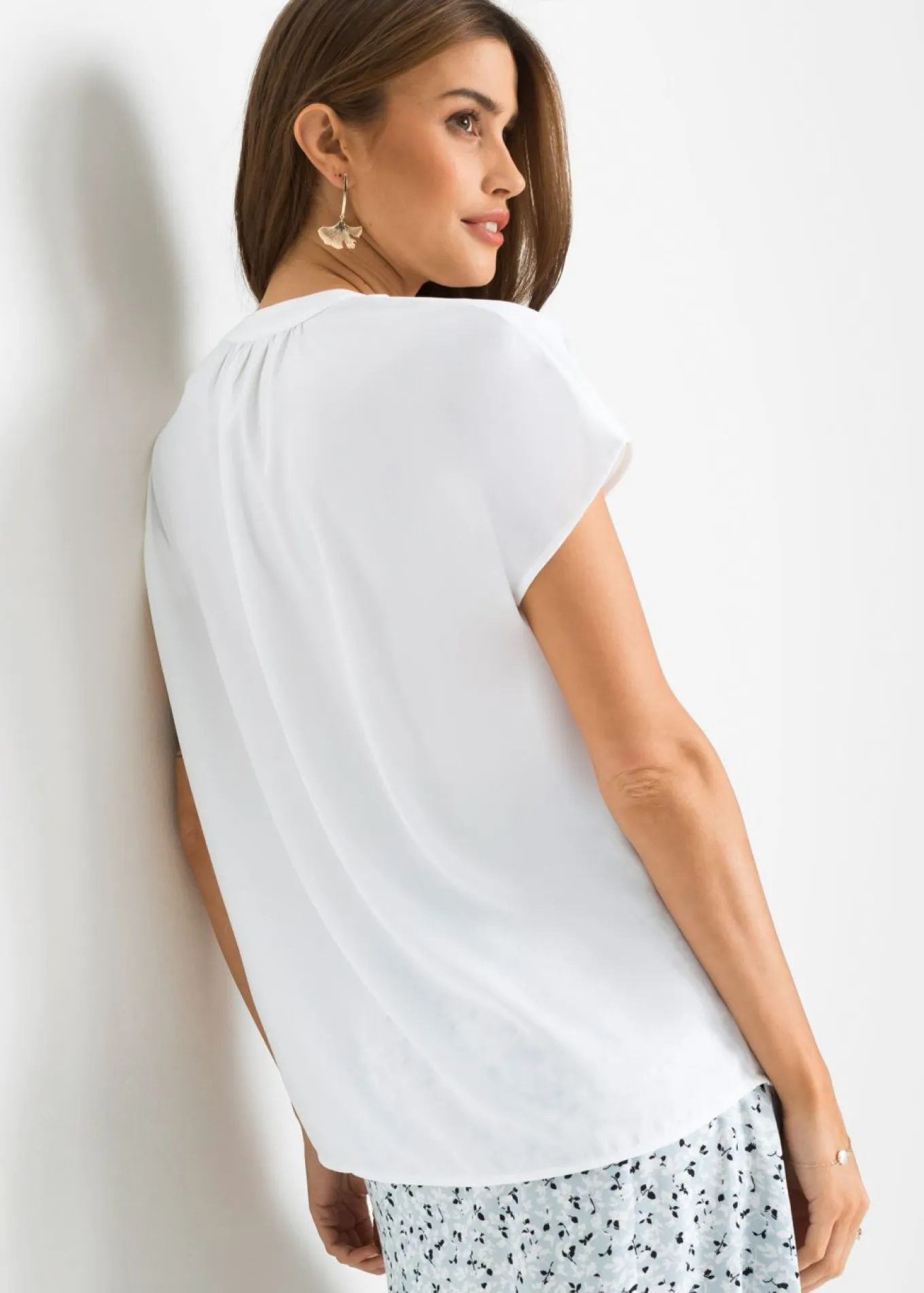 Blusa de manga corta con botones ocultos