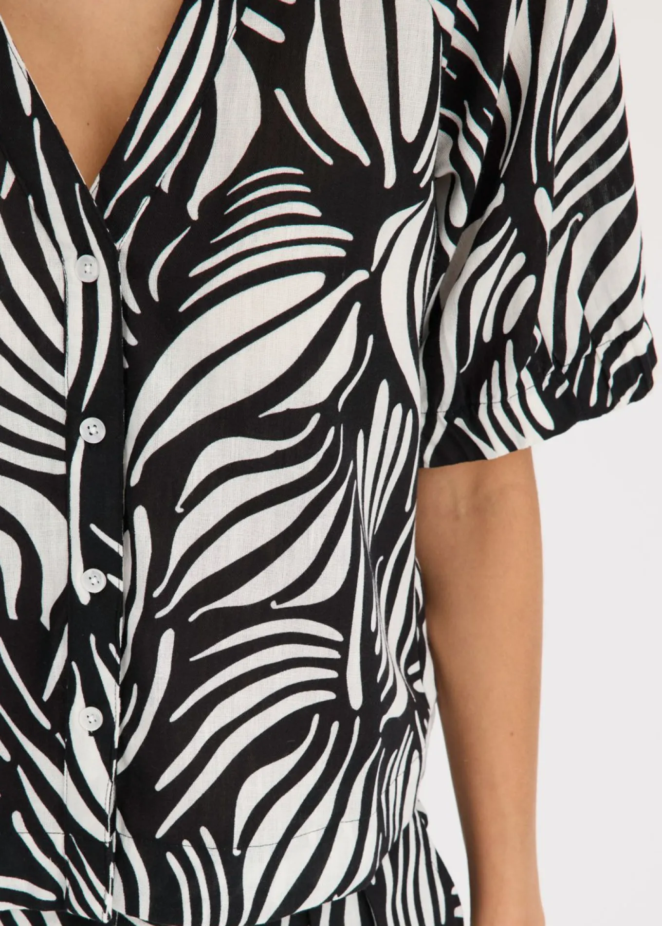 Blusa de manga corta con aspecto de lino