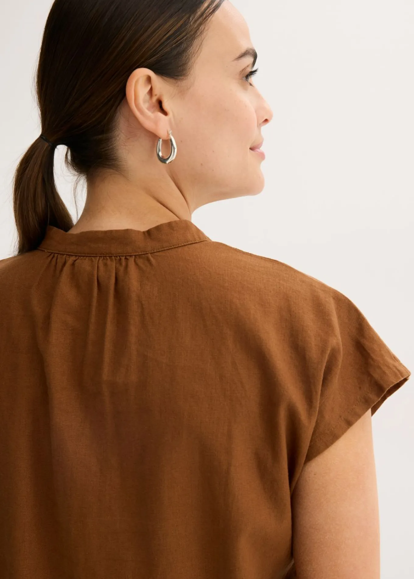 Blusa de manga corta de mezcla de lino vaporoso