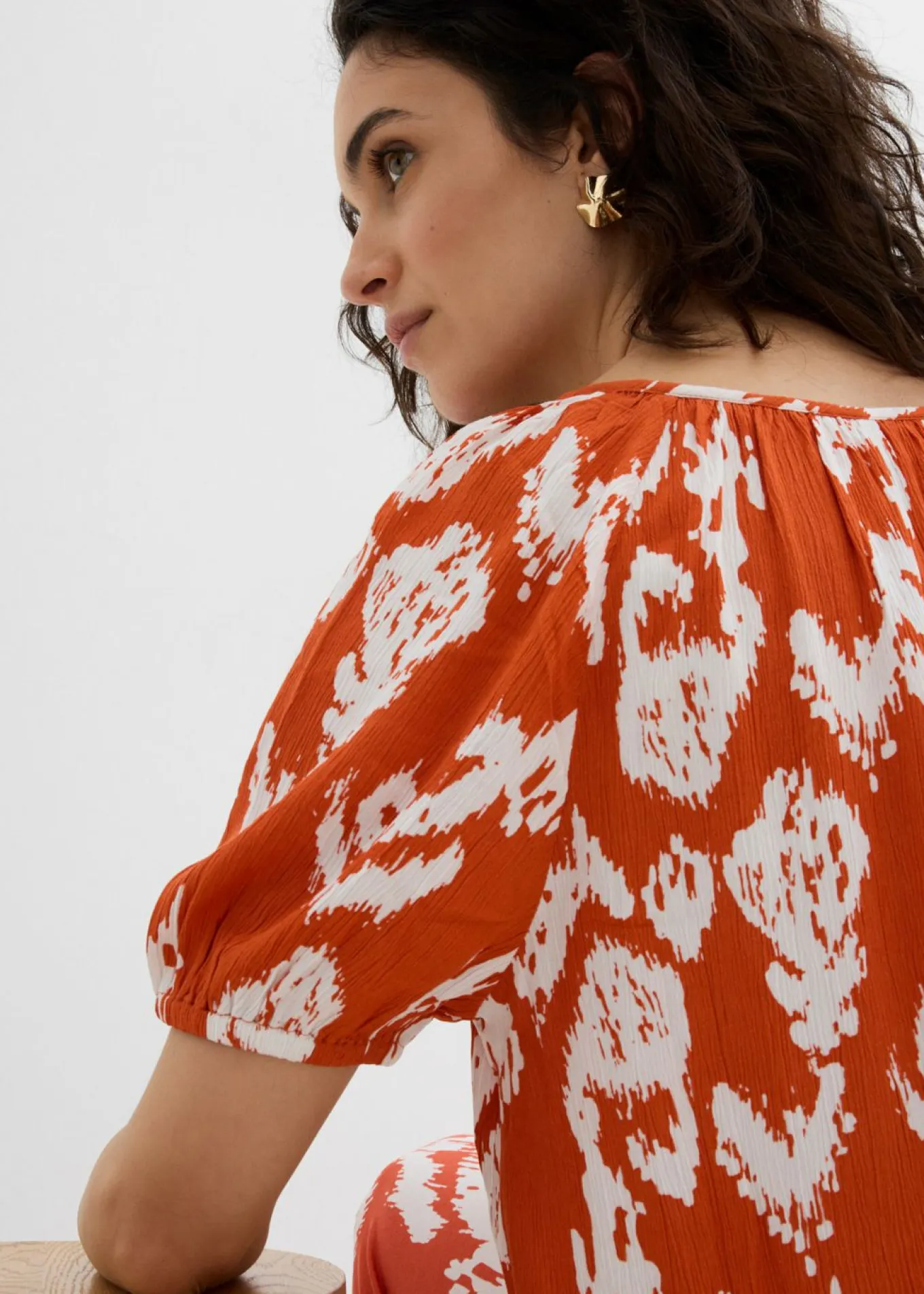 Blusa tipo túnica de viscosa arrugada