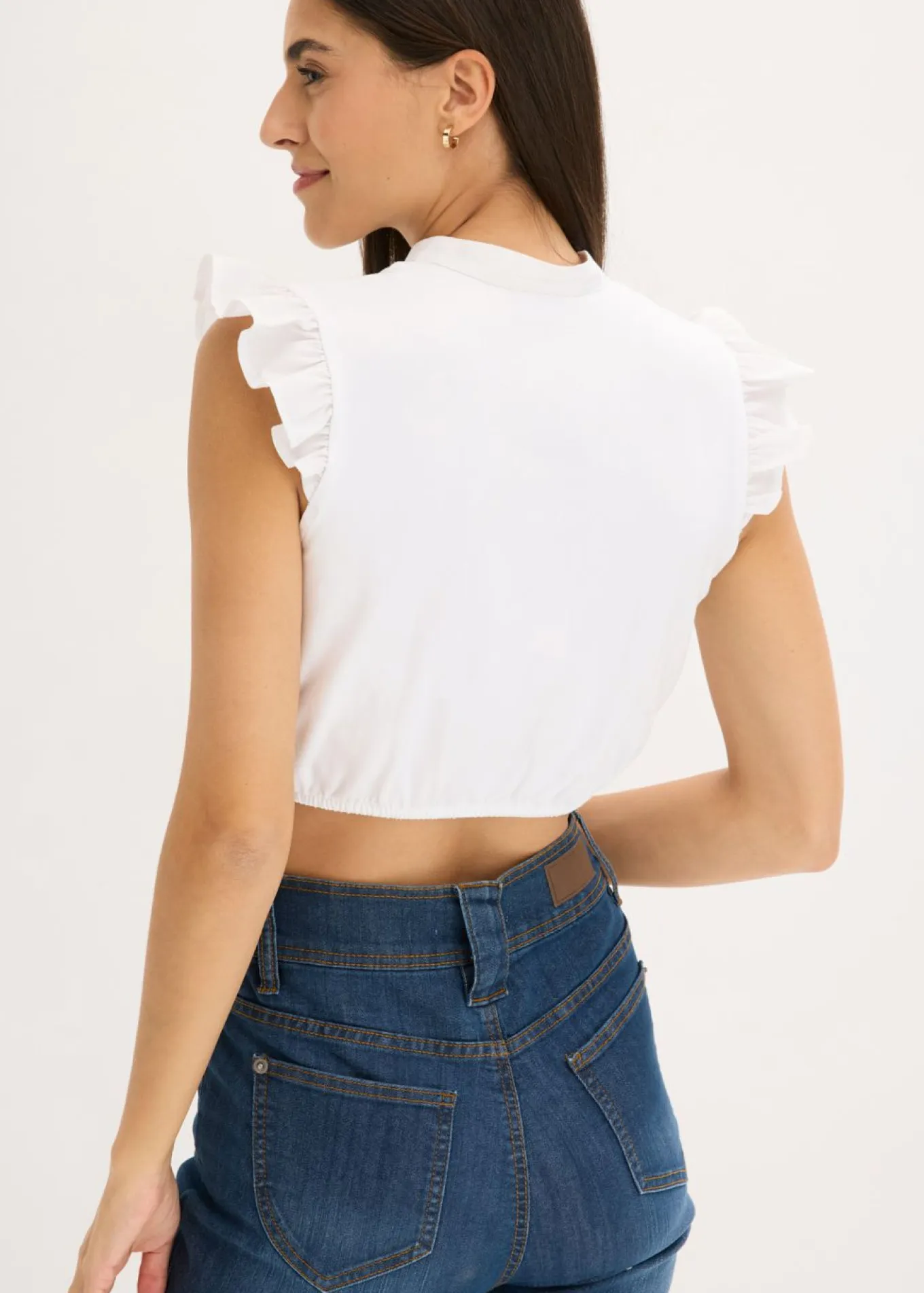 Blusa tirolesa con cuello alto y volantes en las mangas
