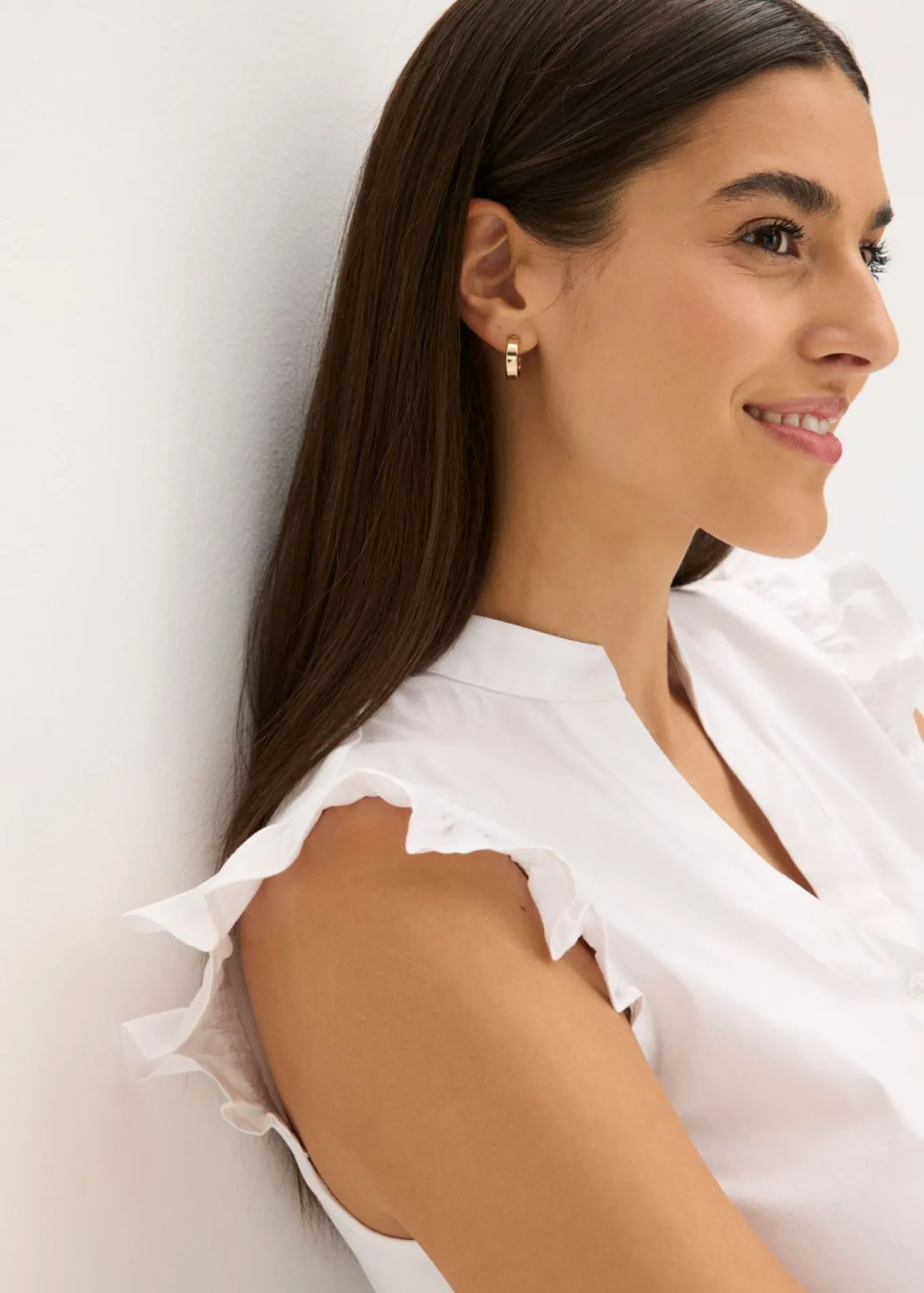 Blusa tirolesa con cuello alto y volantes en las mangas