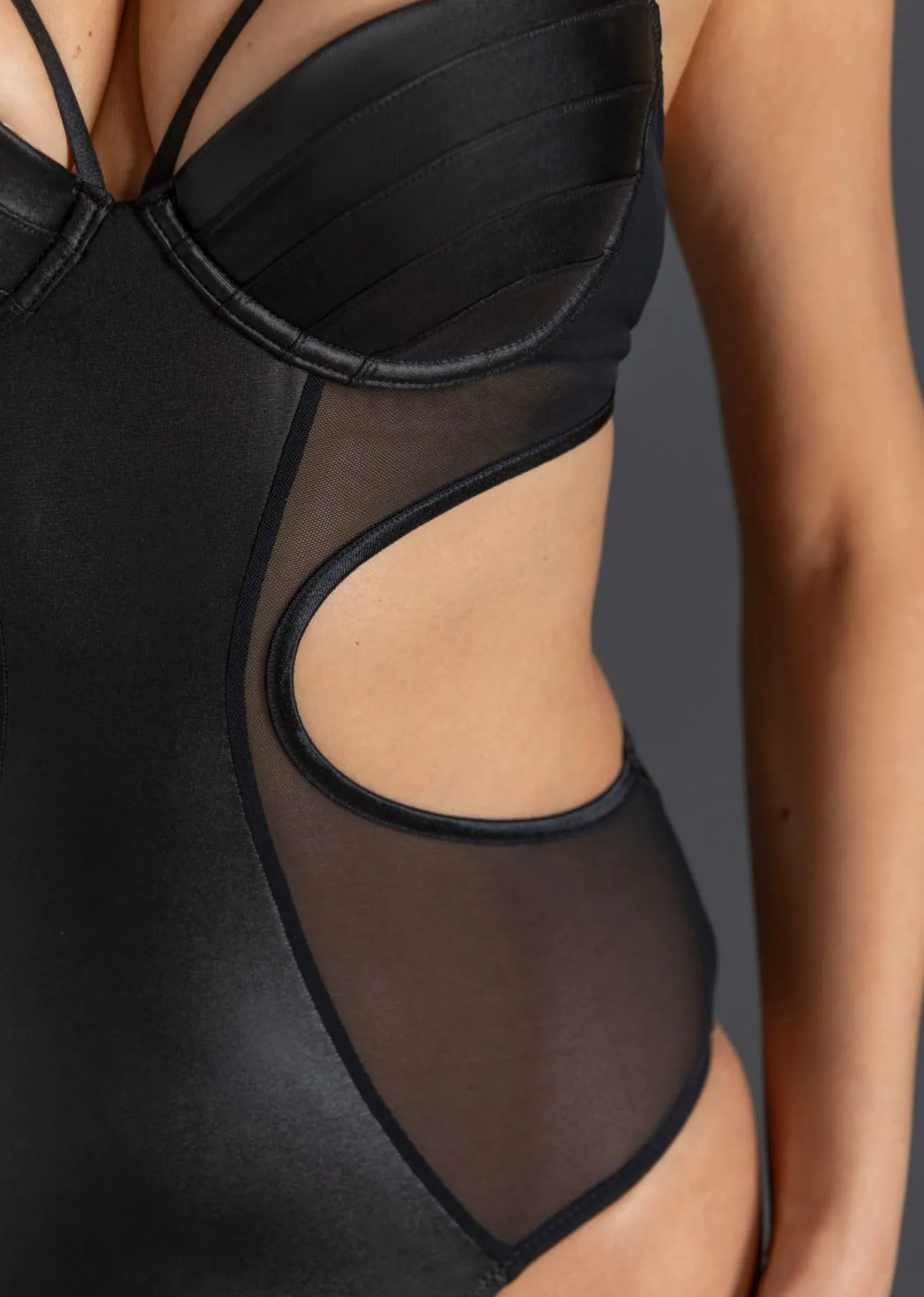 Body con tanga con abertura y efecto mojado
