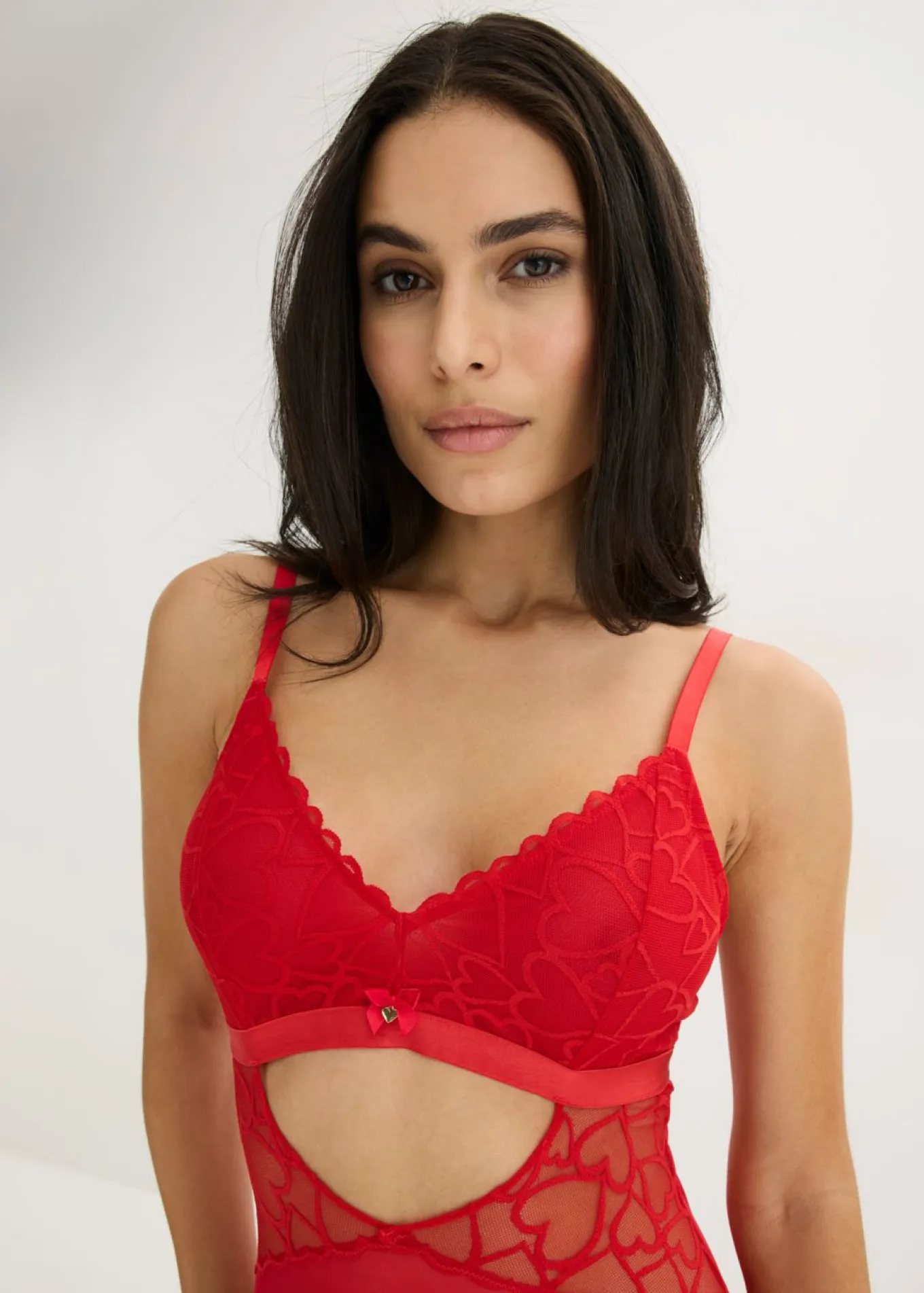Body de tanga con encaje de corazones