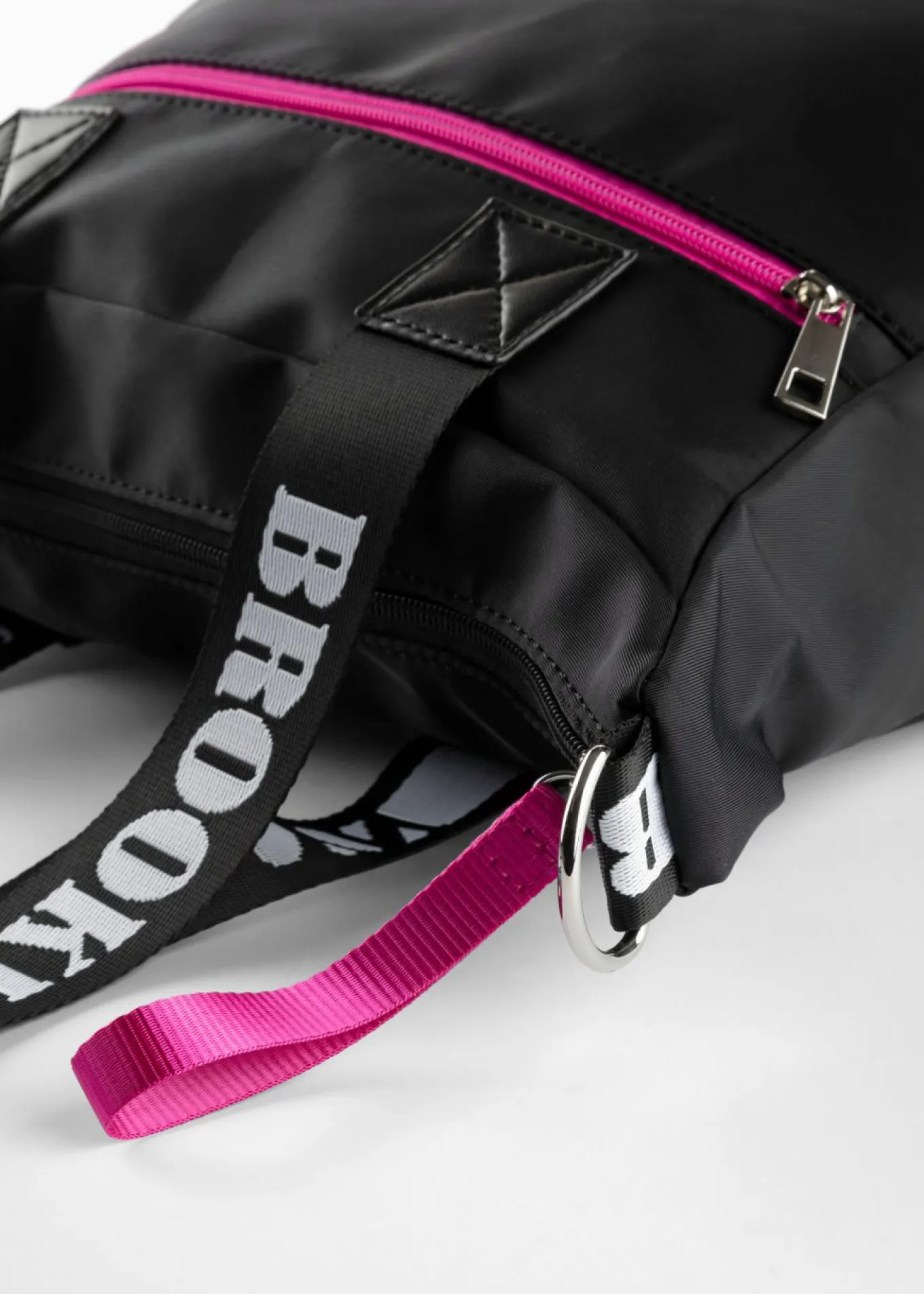 Bolsa de deporte con detalles en contraste