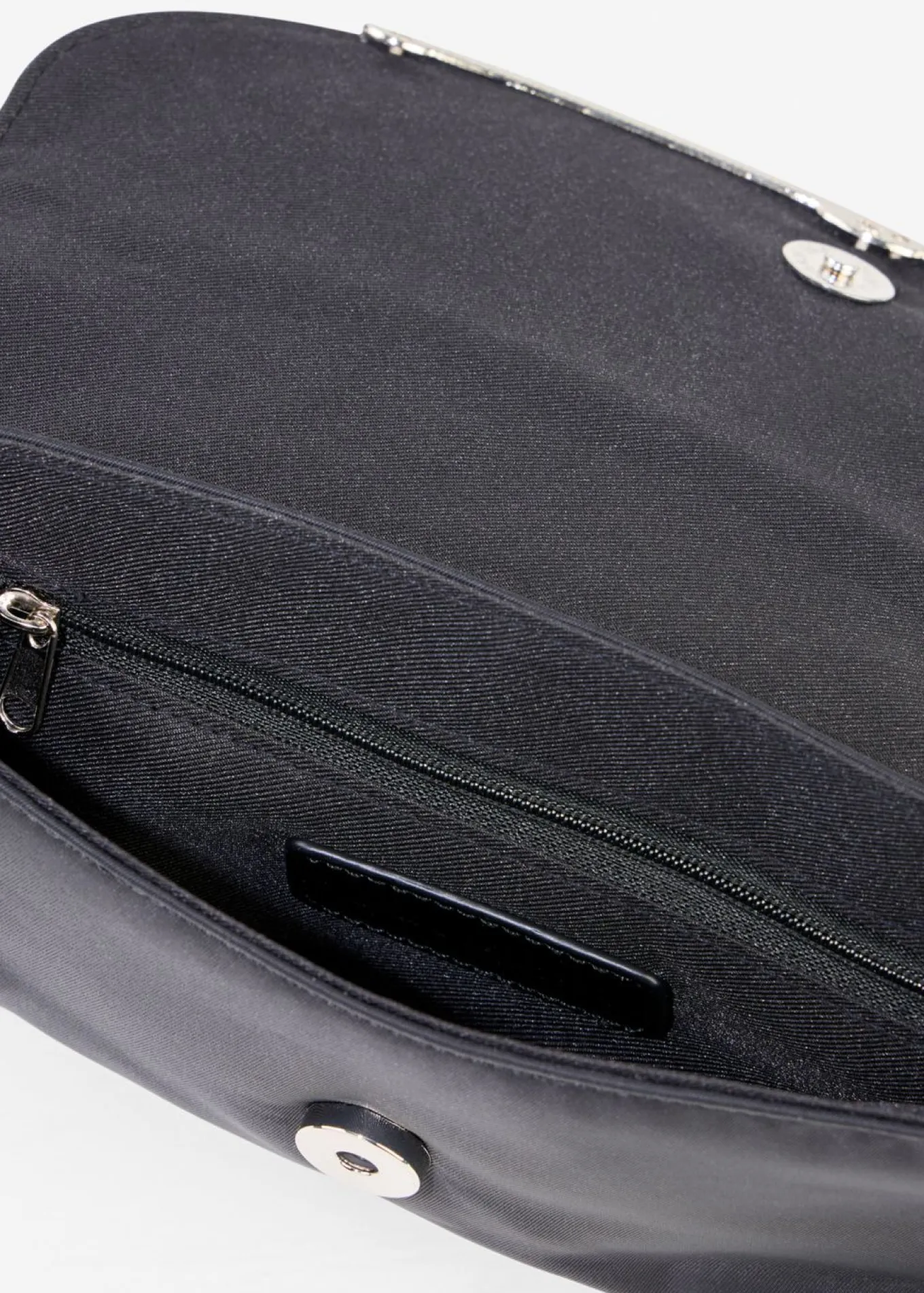 Bolso clutch con decoración de pedrería