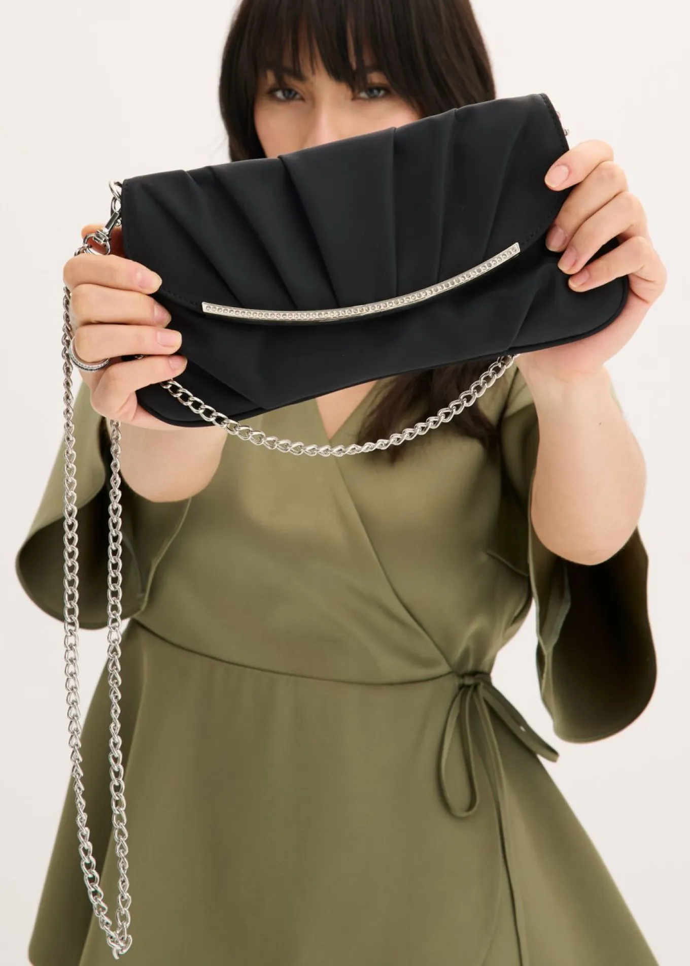 Bolso clutch con decoración de pedrería