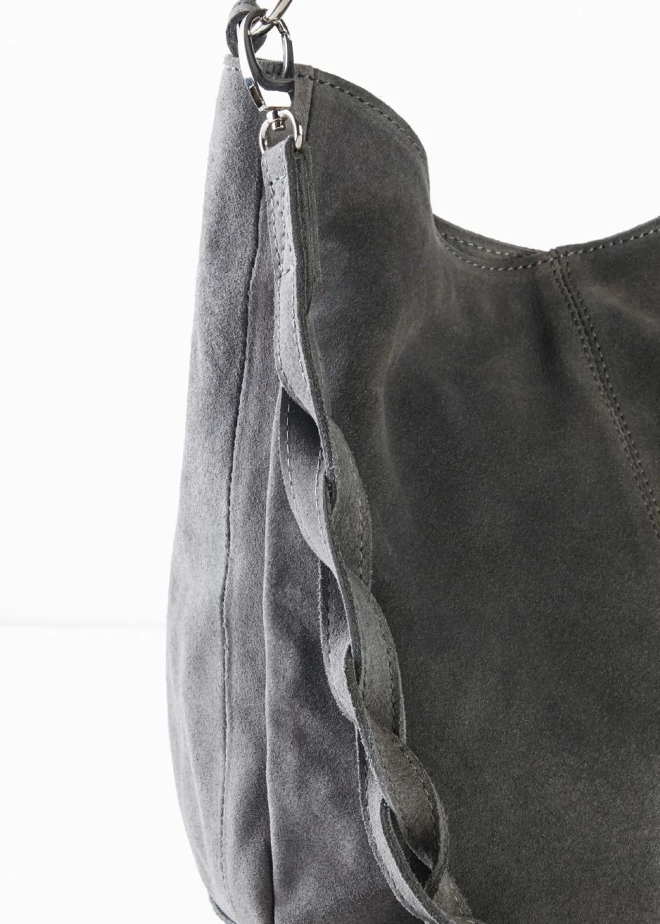 Bolso de ante con correa decorativa adicional