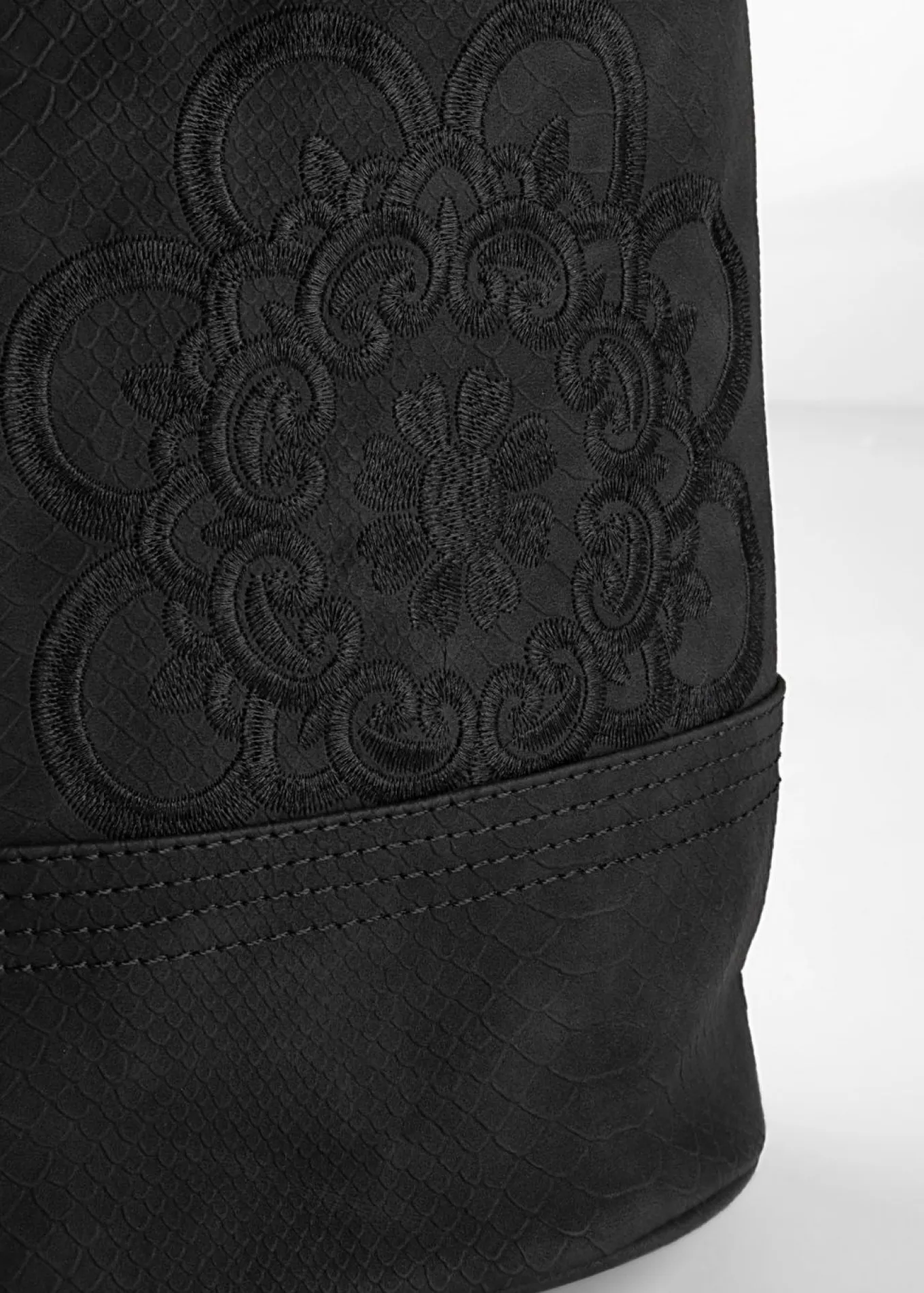 Bolso de mano con bordado