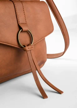 Bolso tipo bandolera, mediano, con detalle de hebilla
