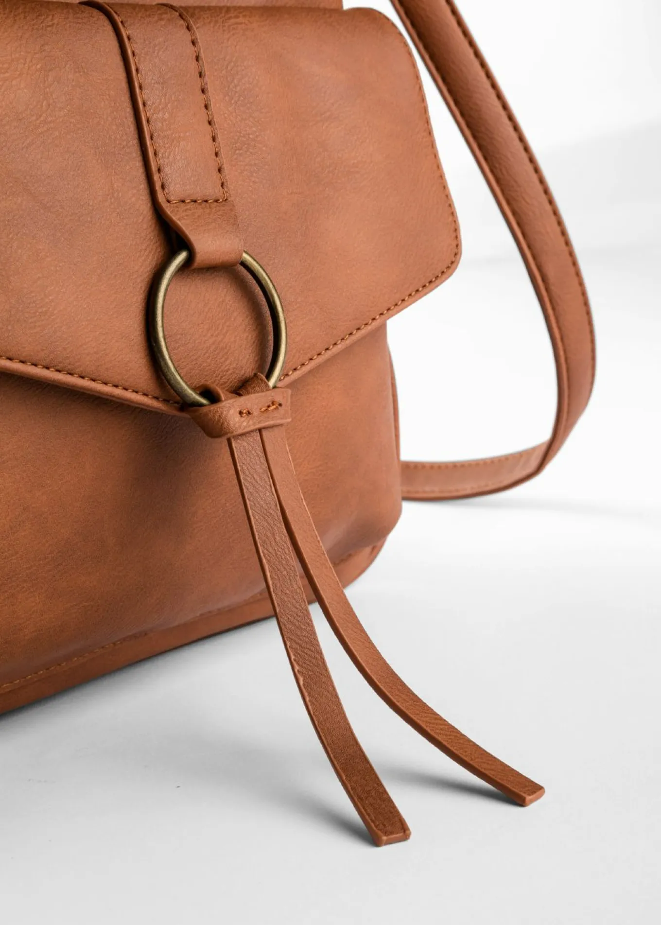 Bolso tipo bandolera, mediano, con detalle de hebilla