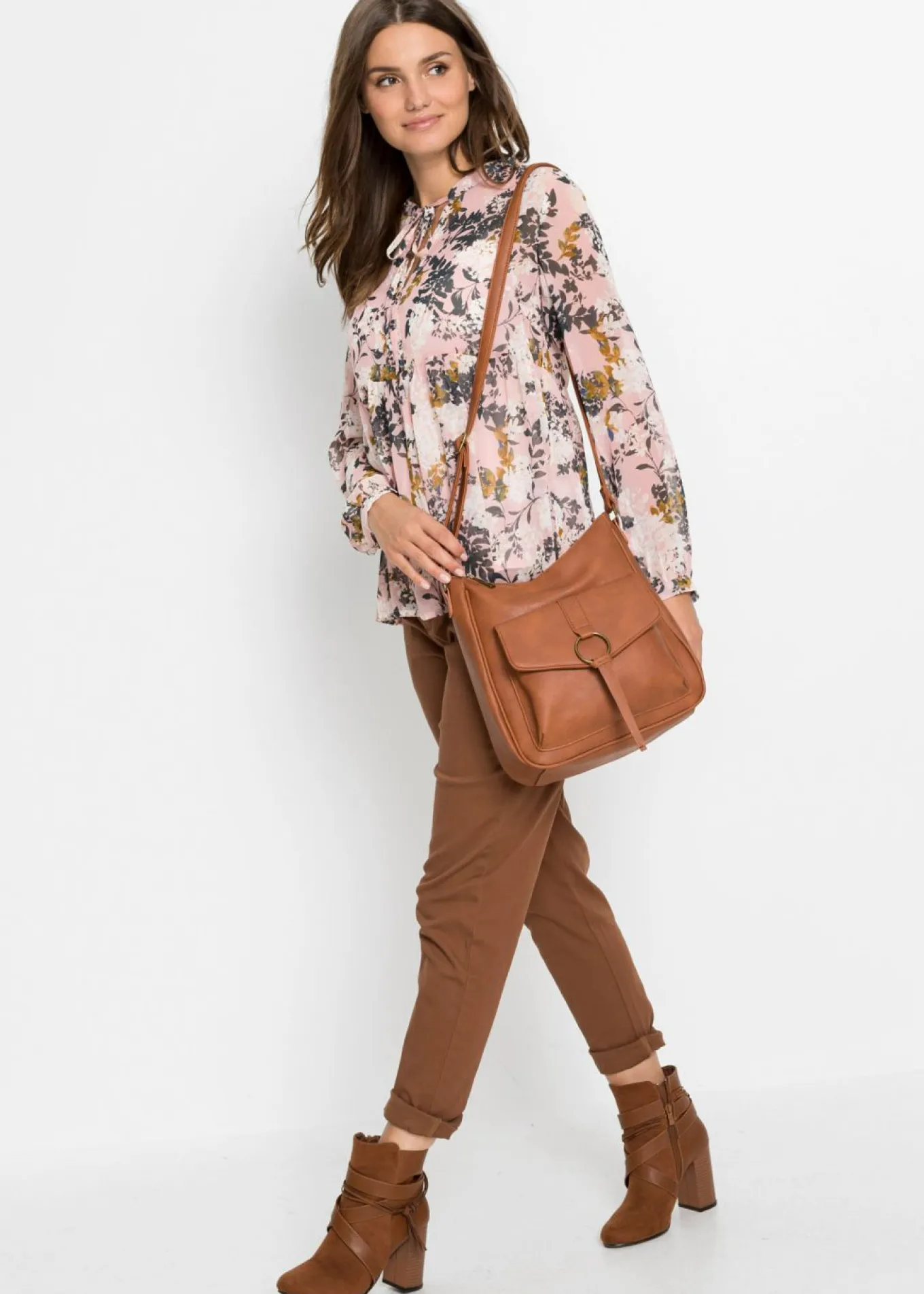 Bolso tipo bandolera, mediano, con detalle de hebilla