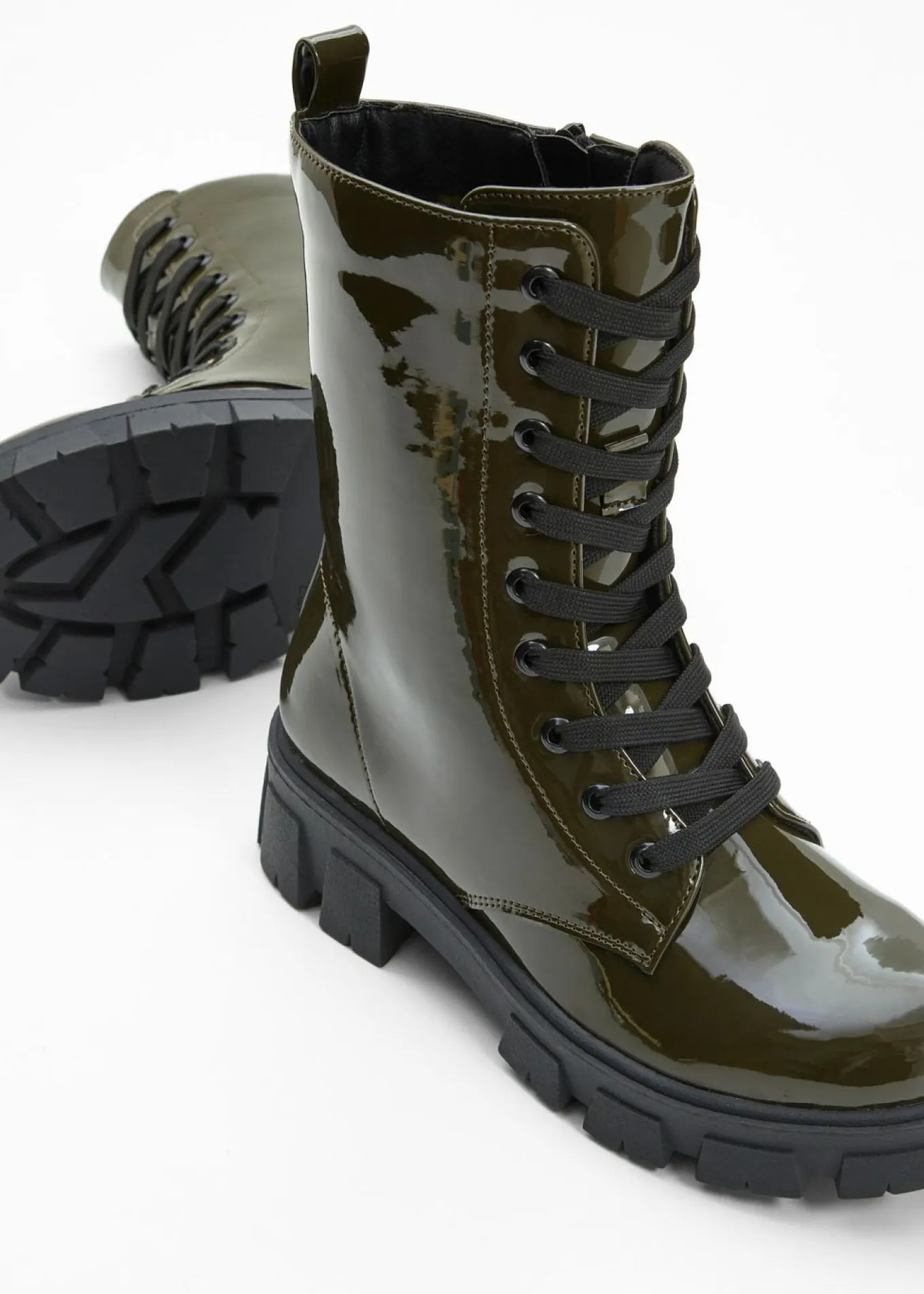Botas con cordones y aspecto lacado
