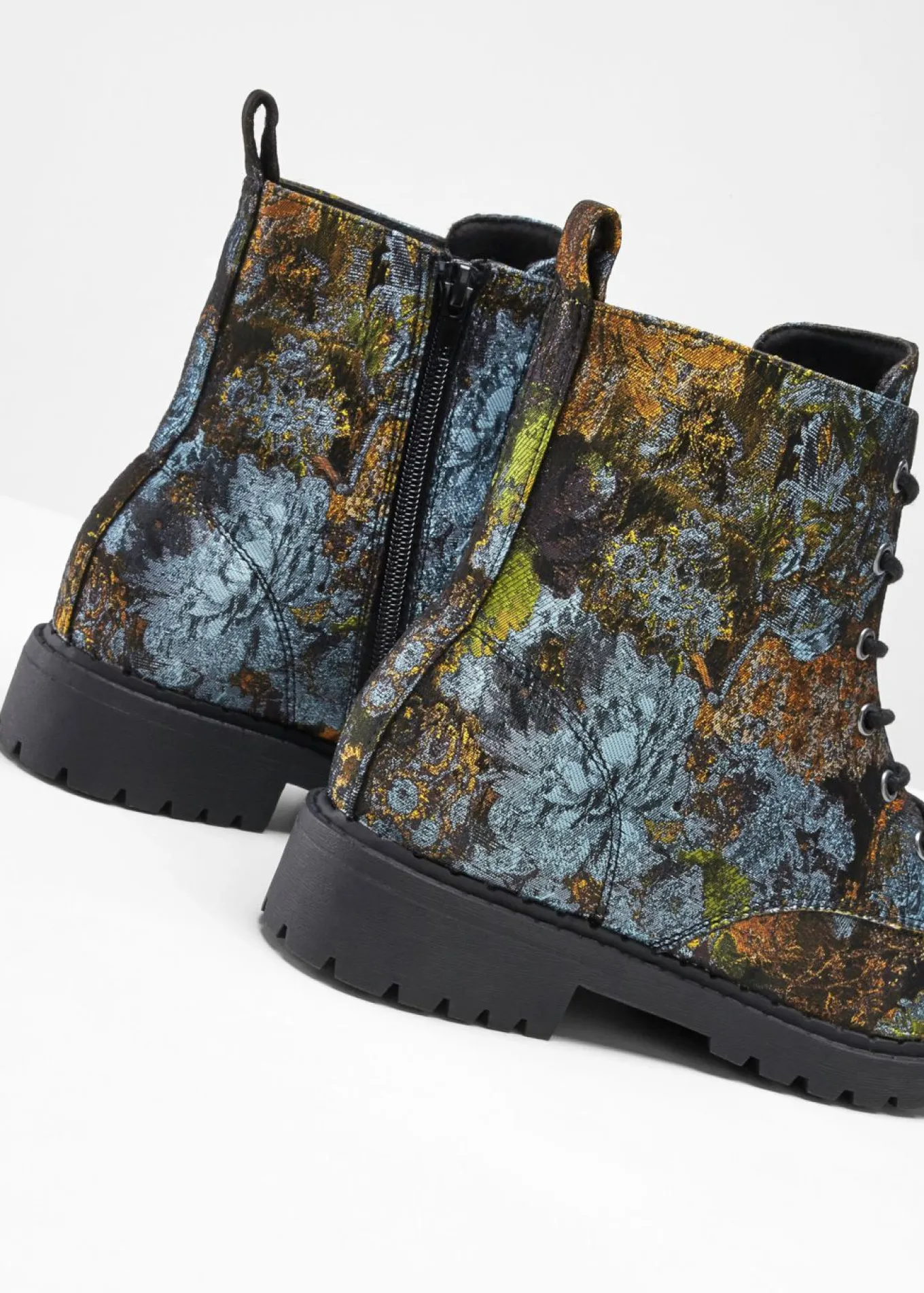 Botas con cordones y estampado de flores