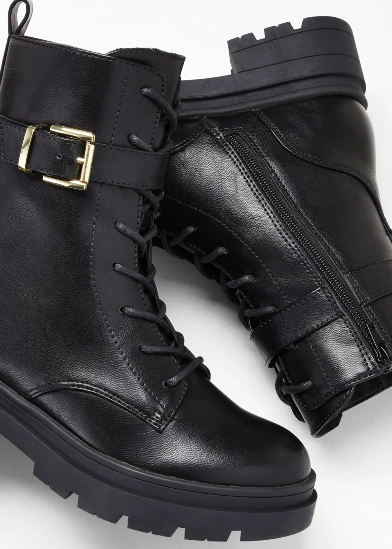 Botas con cordones y hebilla