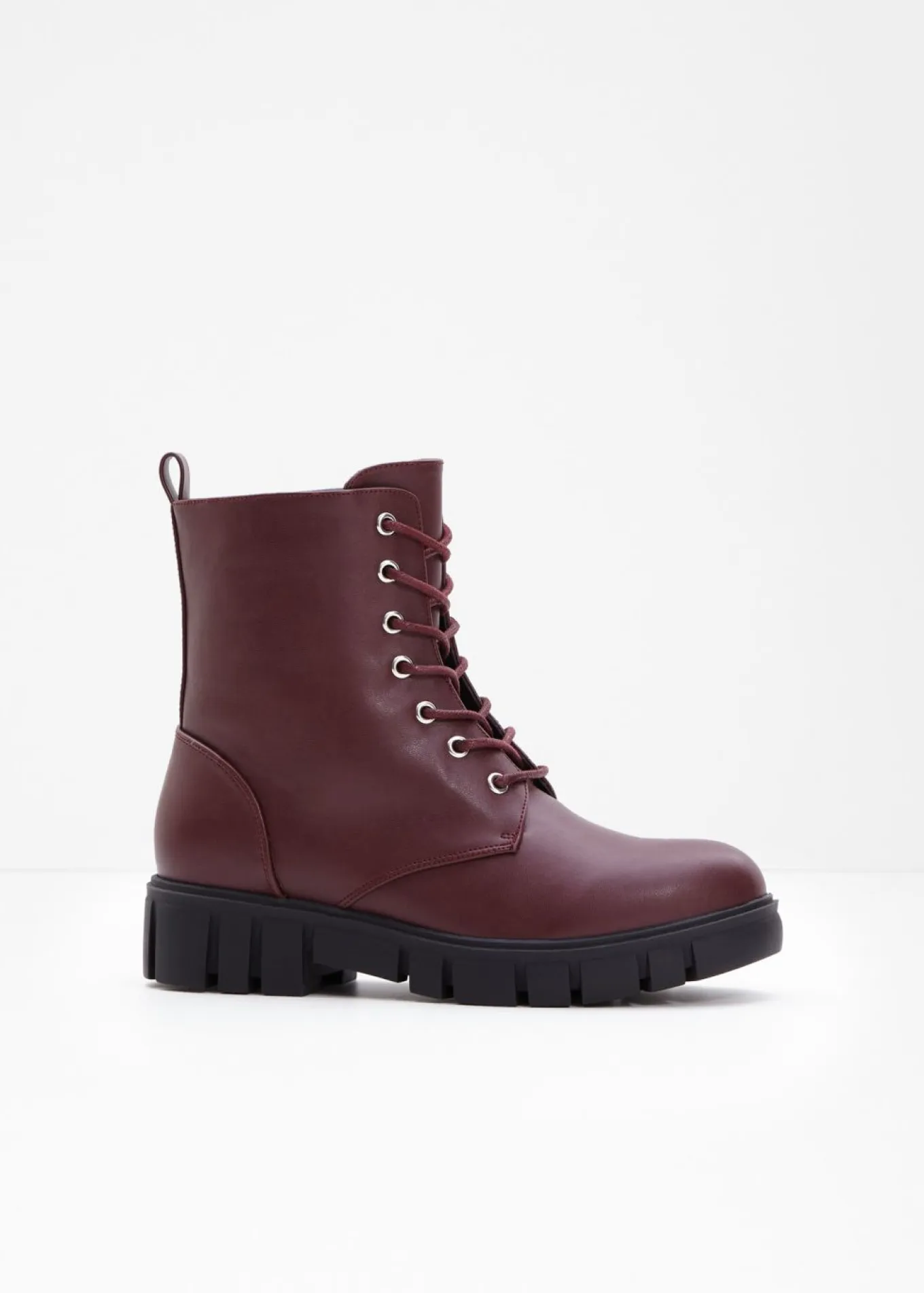 Botas con cordones y suela perfilada