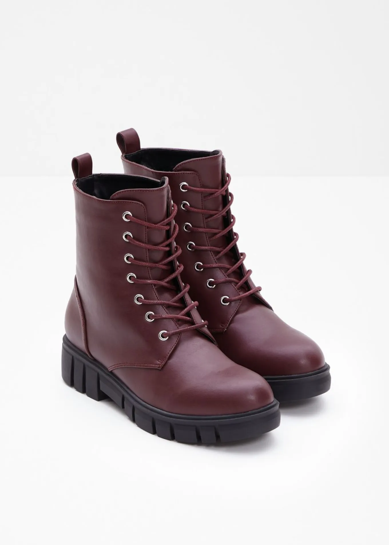 Botas con cordones y suela perfilada