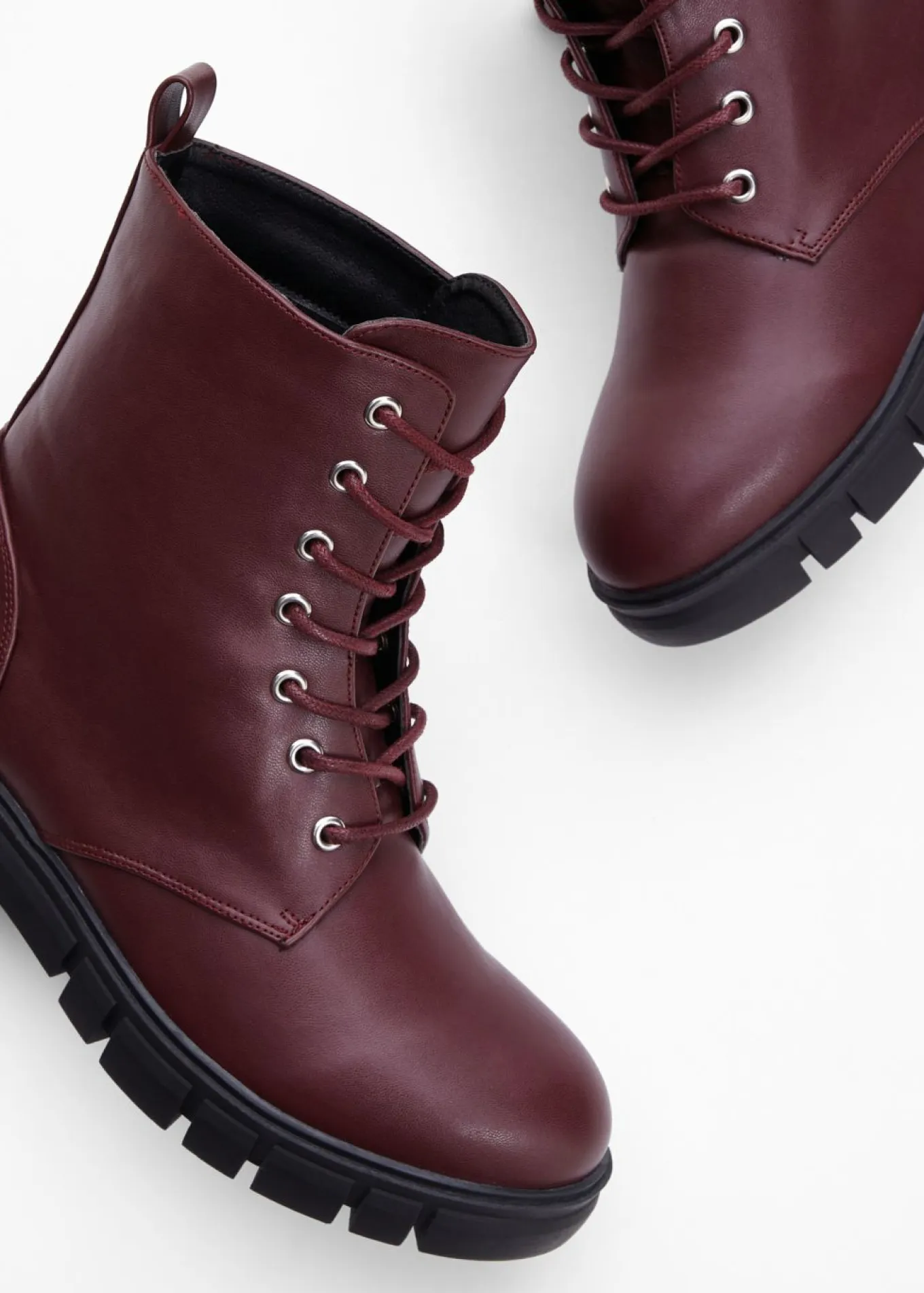 Botas con cordones y suela perfilada