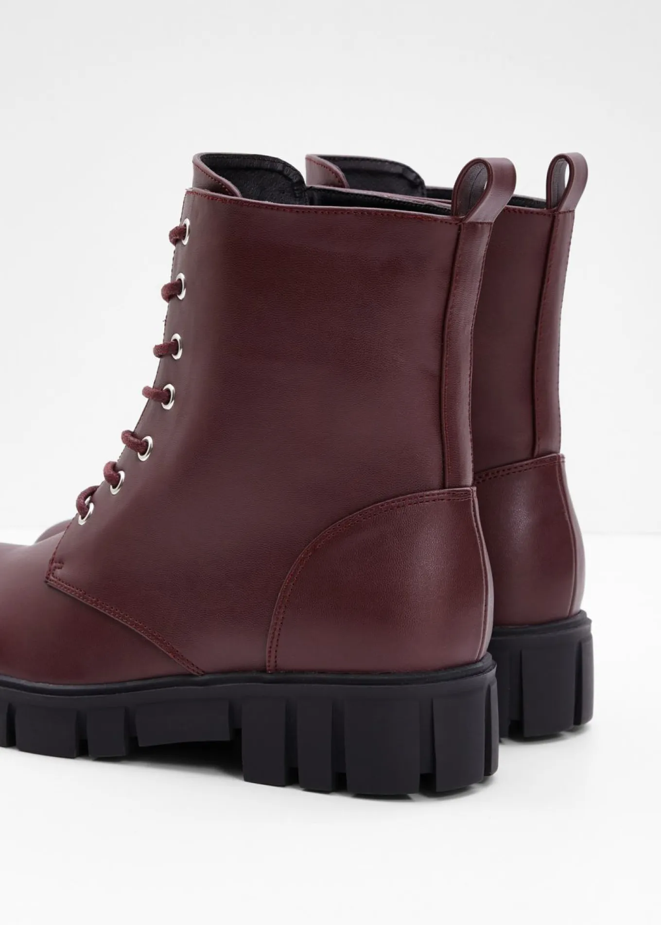 Botas con cordones y suela perfilada