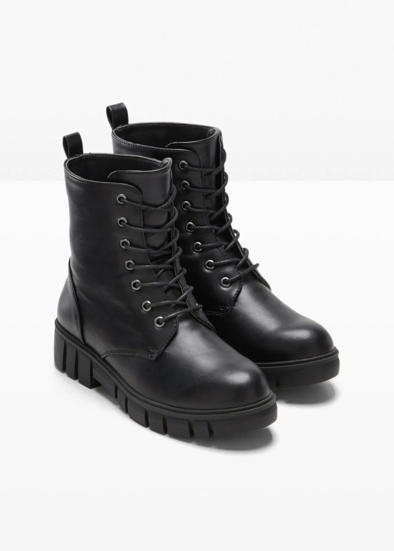 Botas con cordones y suela perfilada