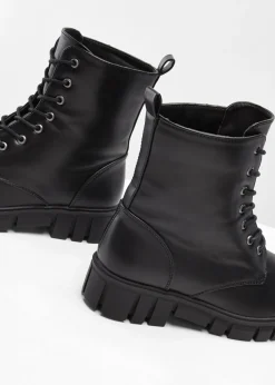 Botas con cordones y suela perfilada
