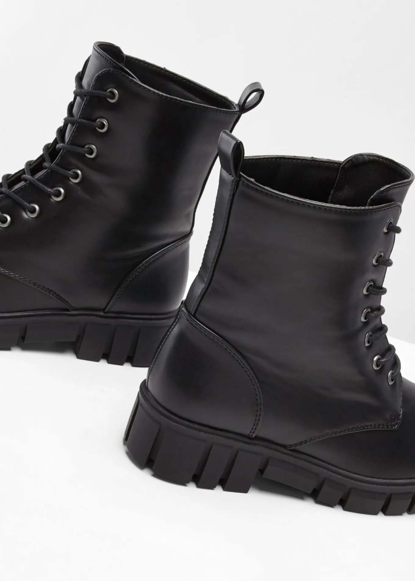 Botas con cordones y suela perfilada