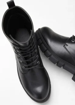 Botas con cordones y suela perfilada