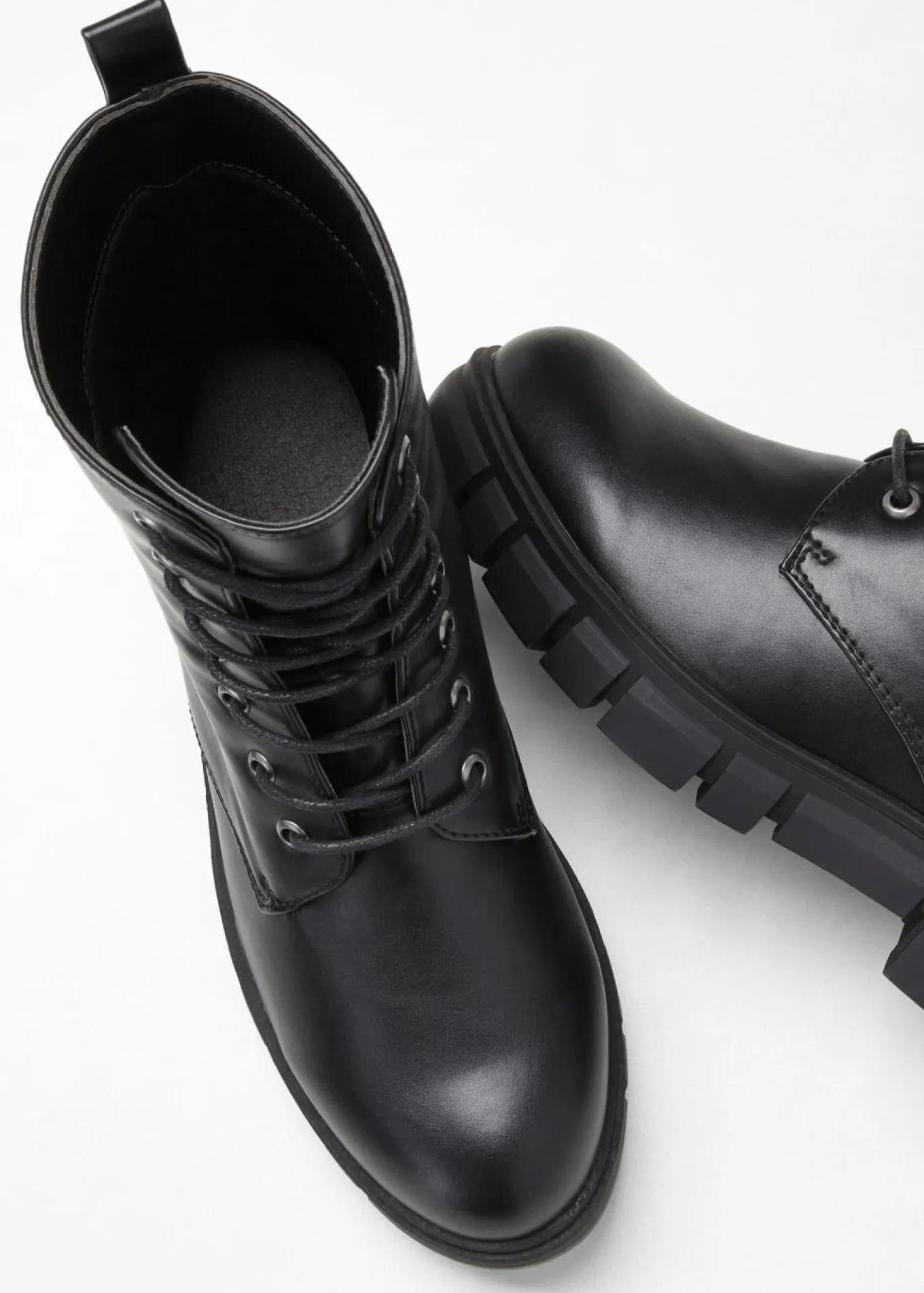 Botas con cordones y suela perfilada