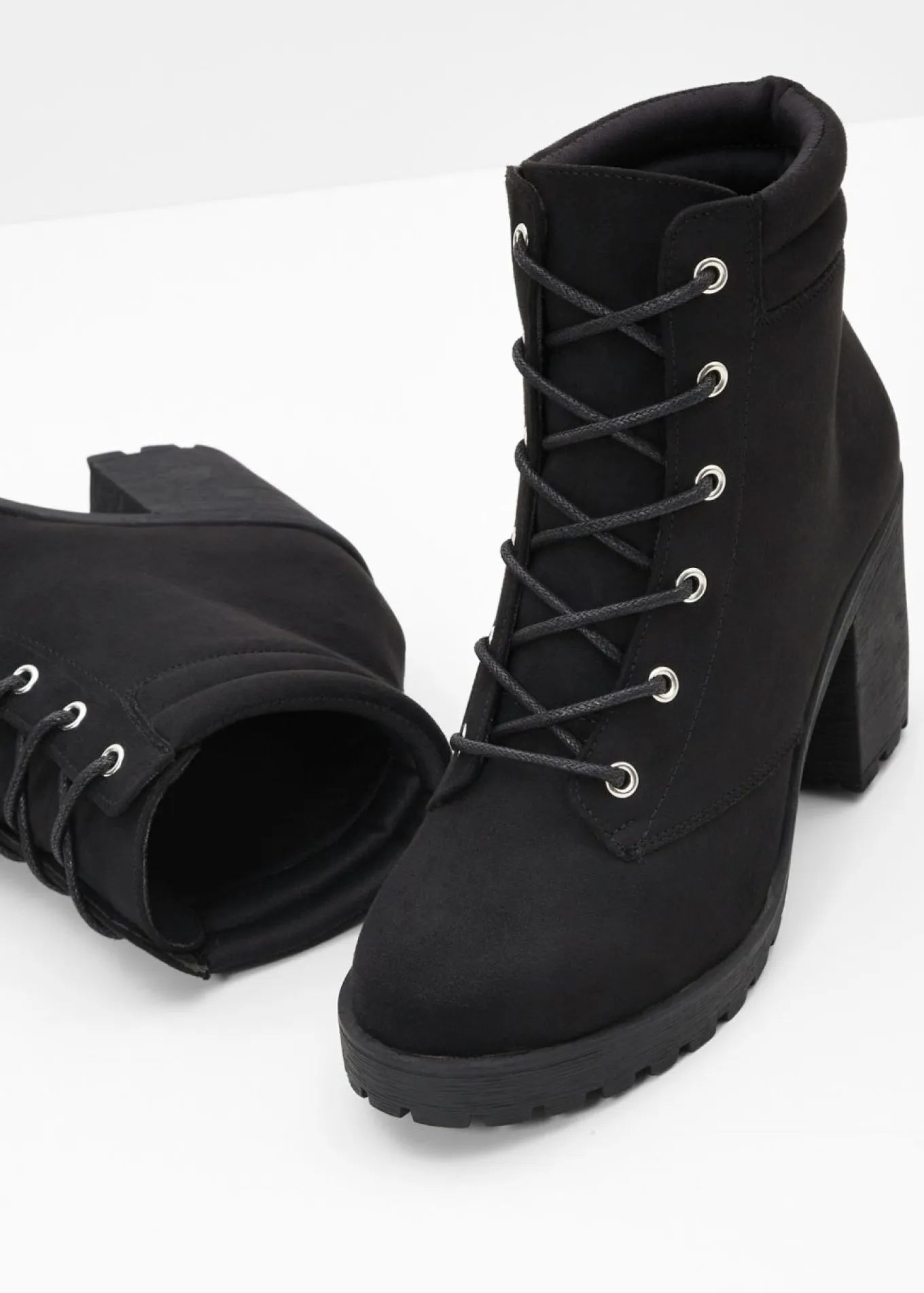 Botas con cordones y tacón ancho