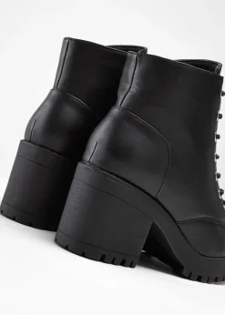 Botas con cordones y tacón ancho
