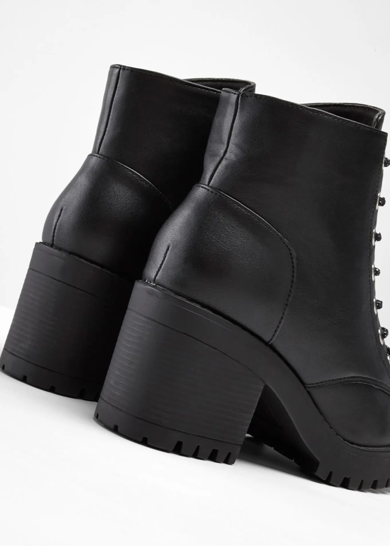 Botas con cordones y tacón ancho