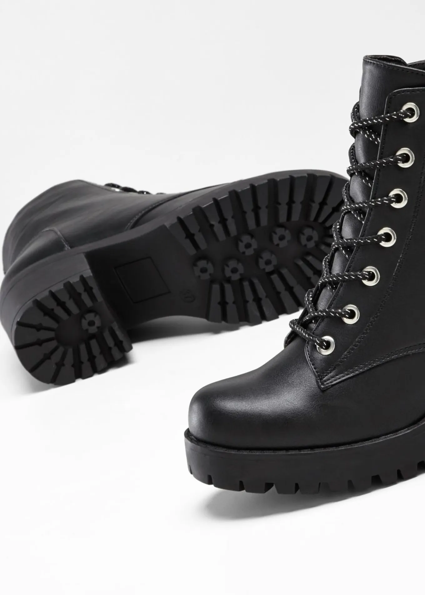 Botas con cordones y tacón ancho