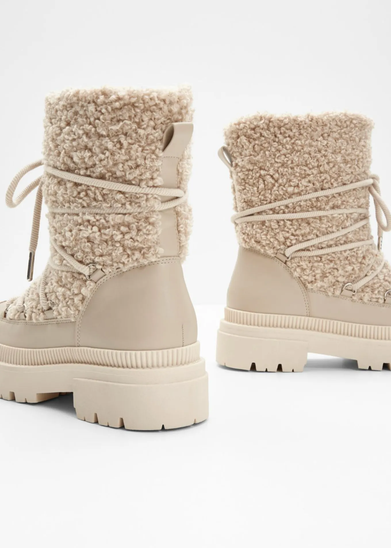 Botas forradas con cordones