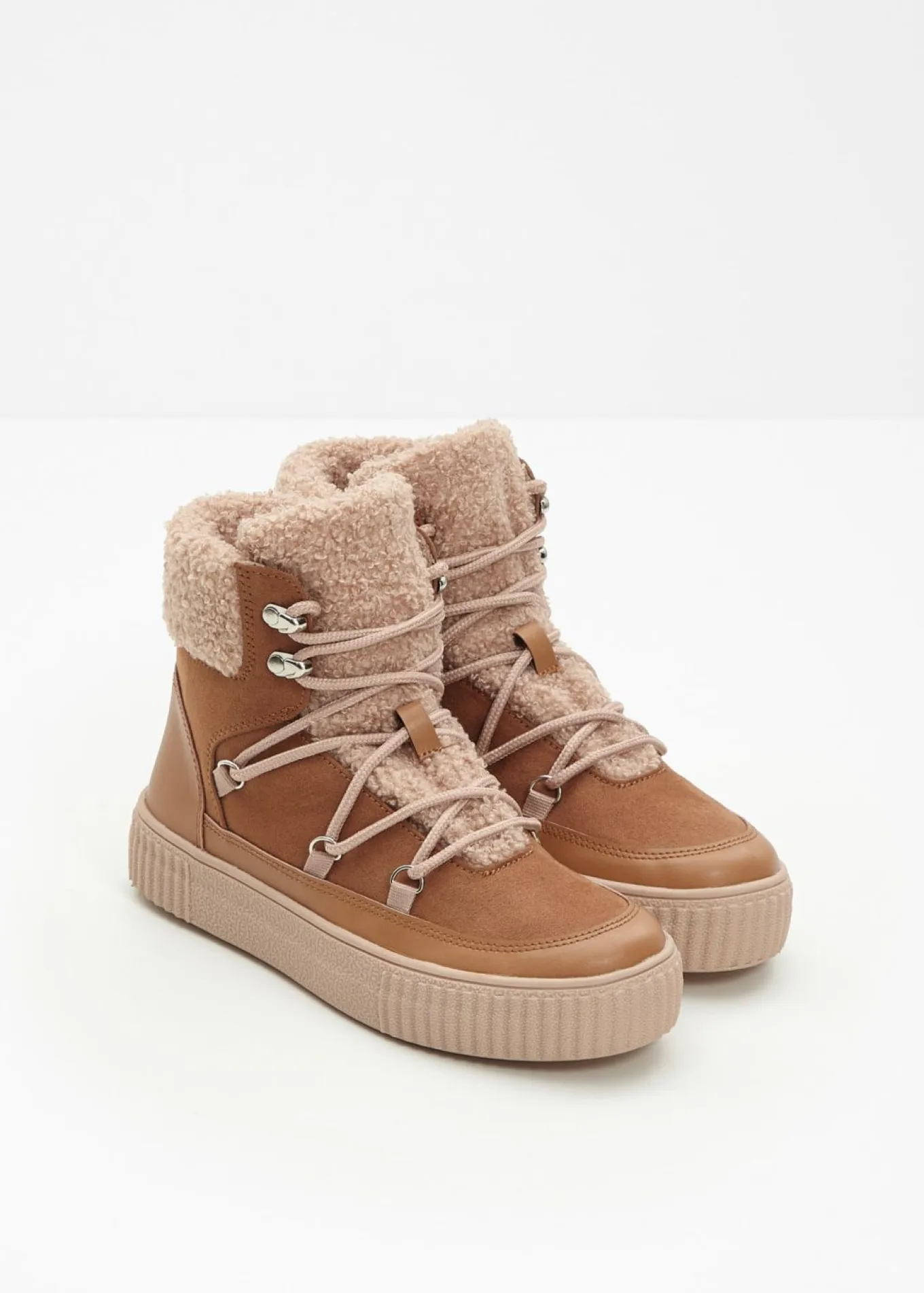 Botas forradas con cordones