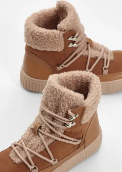 Botas forradas con cordones