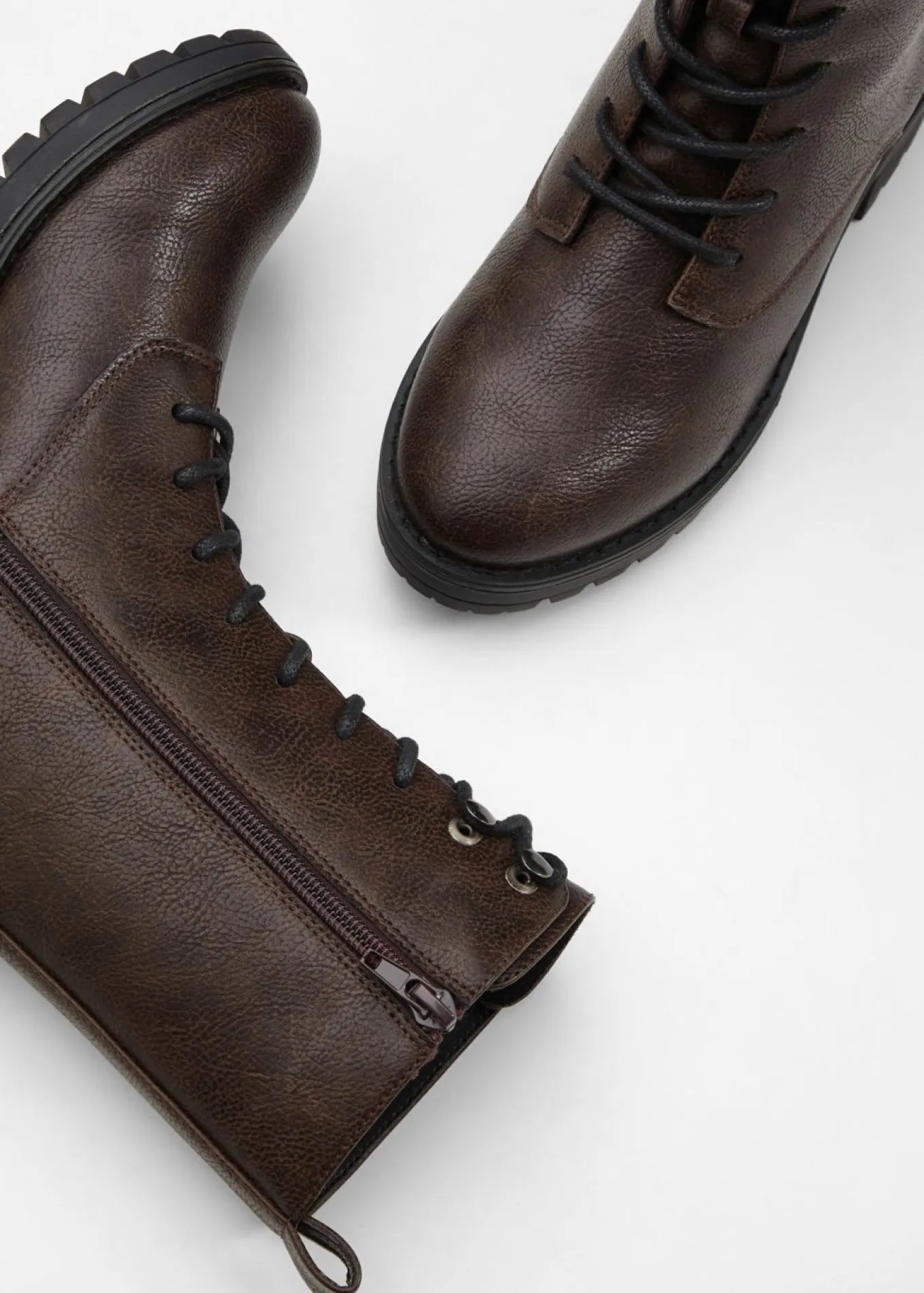 Botas forradas con cordones