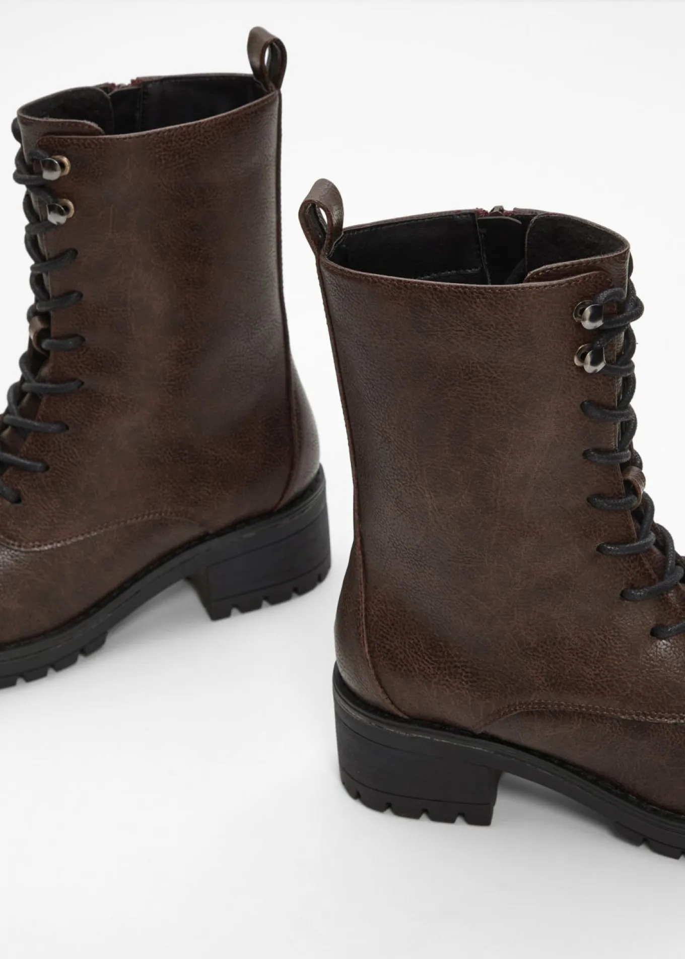 Botas forradas con cordones