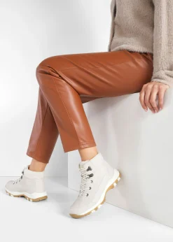 Botas forradas con cordones