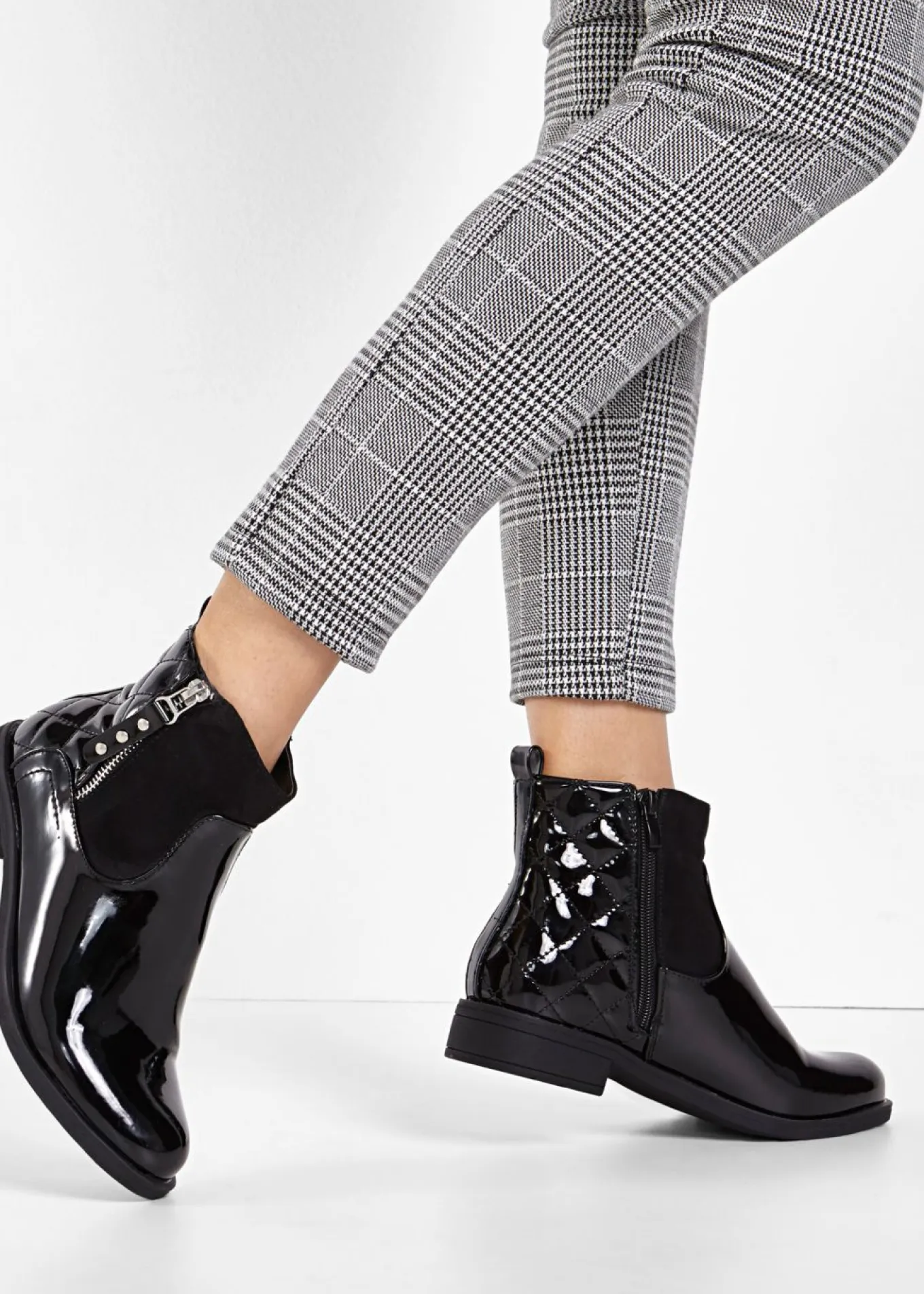 Botines con aspecto de charol