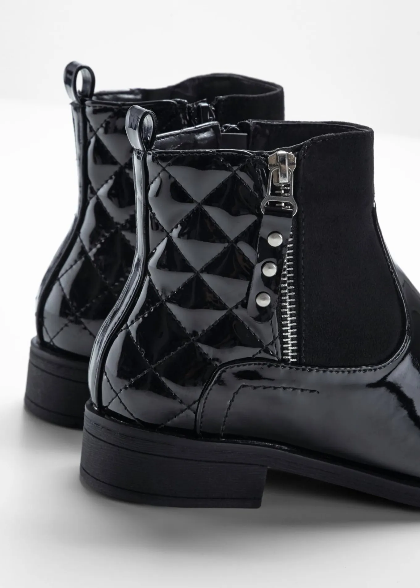 Botines con aspecto de charol