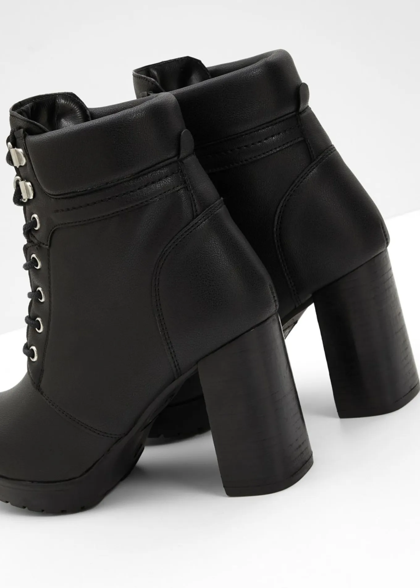 Botines con cordones y tacón alto