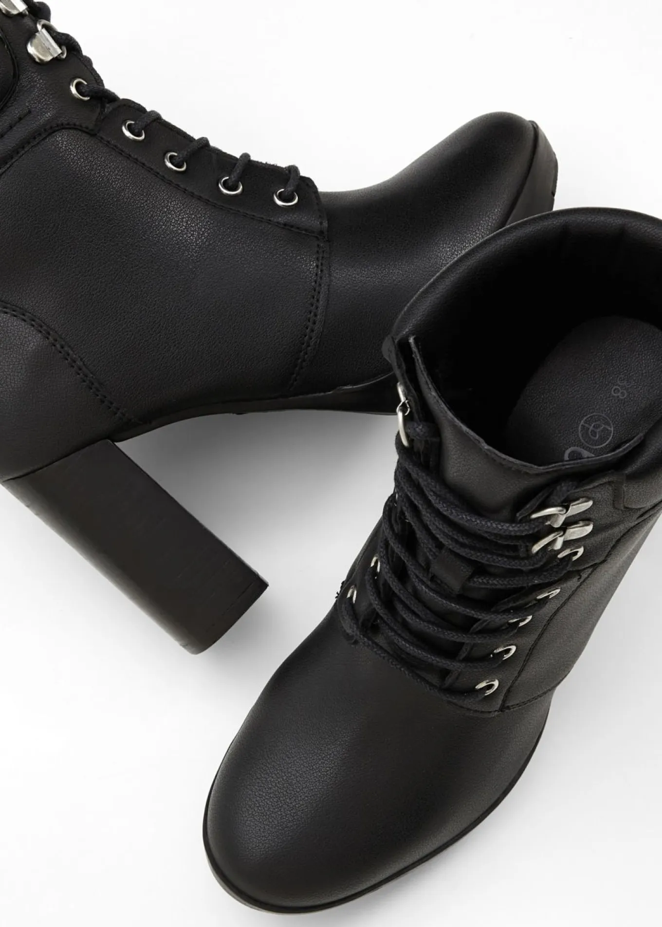 Botines con cordones y tacón alto